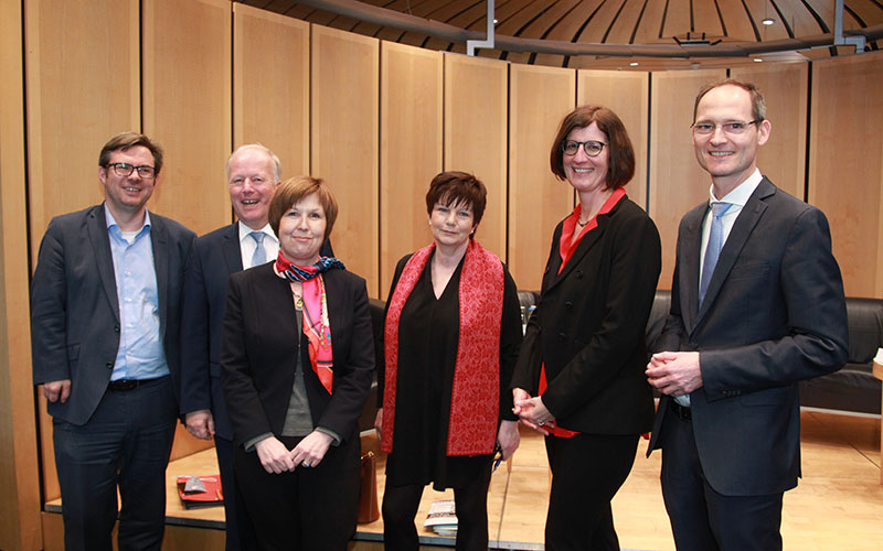 Auf dem Foto (v.l.n.r.): Dr. Martin Rosemann, MdB (SPD), Peter Weiß, MdB (CDU/CSU), Brigitte Gross (DRV-Bund), Moderatorin Dr. Ursula Weidenfeld, Dr. Constanze Schaal und Christof Lawall (beide DEGEMED). (Foto: Michael Brunner) Auf dem Foto (v.l.n.r.): Dr. Martin Rosemann, MdB (SPD), Peter Weiß, MdB (CDU/CSU), Brigitte Gross (DRV-Bund), Moderatorin Dr. Ursula Weidenfeld, Dr. Constanze Schaal und Christof Lawall (beide DEGEMED). (Foto: Michael Brunner)