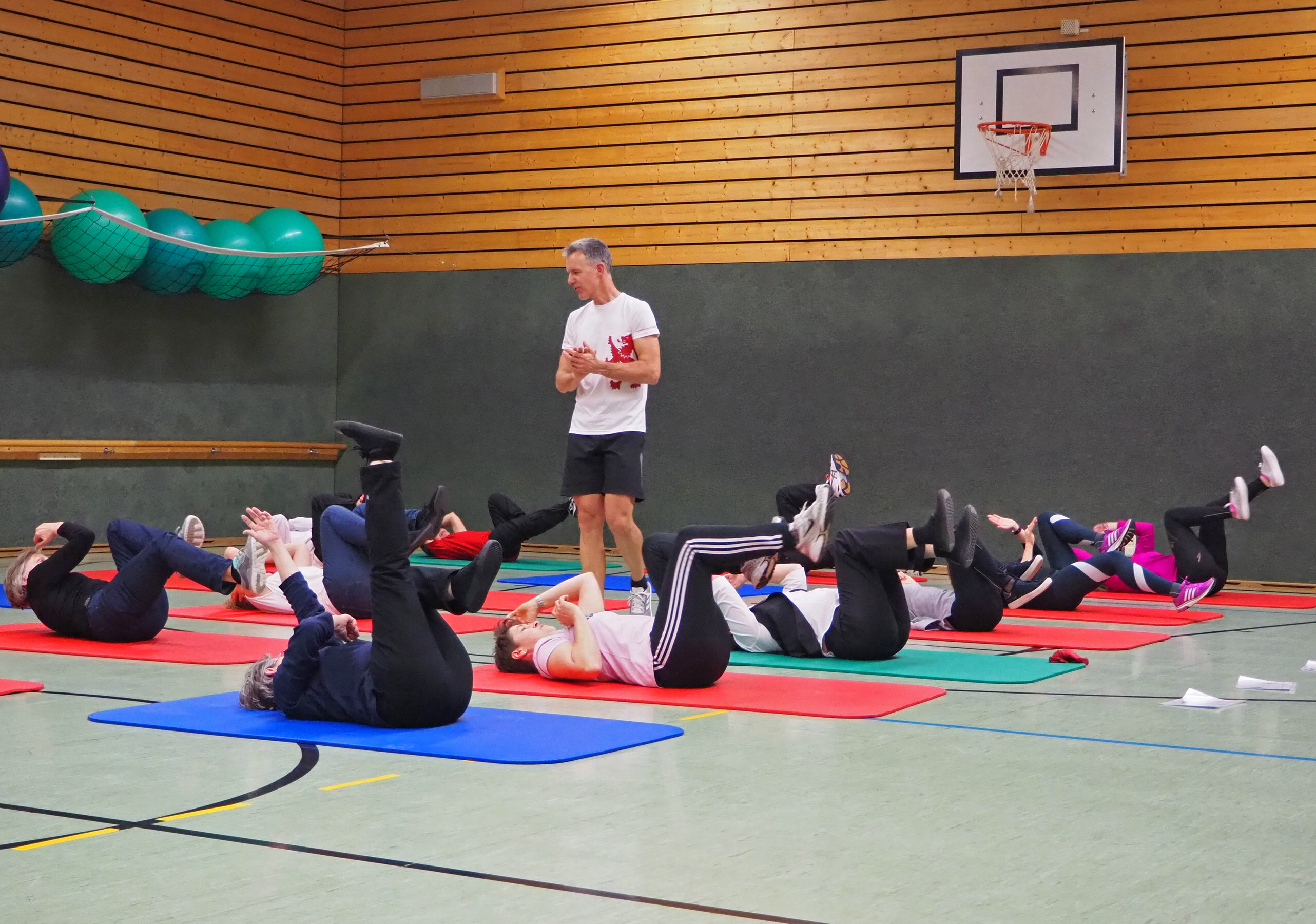 High-Intensity-Training (HIT) mit Dr. med. Stephan Biesenbach, Ärztlicher Leiter Geschäftsbereich Prävention und Gesundheitsförderung beim PASSAUER WOLF. Foto: PASSAUER WOLF/Jenny Reinbold High-Intensity-Training (HIT) mit Dr. med. Stephan Biesenbach, Ärztlicher Leiter Geschäftsbereich Prävention und Gesundheitsförderung beim PASSAUER WOLF. Foto: PASSAUER WOLF/Jenny Reinbold