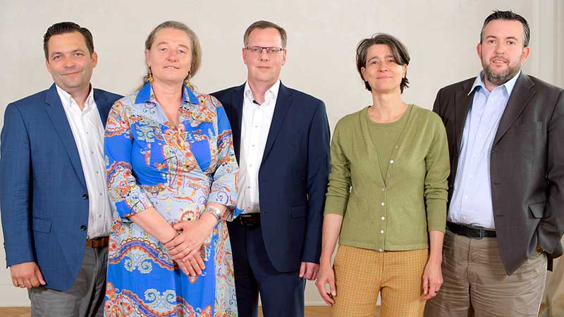 Sind stolz: Mit einem Video hat sich die Geschäftsleitung der Dr. Becker Klinikgruppe bei ihren Mitarbeitern/innen für deren Pioniergeist bedankt. Die Klinikgruppe war zuvor von WELT als innovativstes Reha-Unternehmen Deutschlands ausgezeichnet worden. Sind stolz: Mit einem Video hat sich die Geschäftsleitung der Dr. Becker Klinikgruppe bei ihren Mitarbeitern/innen für deren Pioniergeist bedankt. Die Klinikgruppe war zuvor von WELT als innovativstes Reha-Unternehmen Deutschlands ausgezeichnet worden.