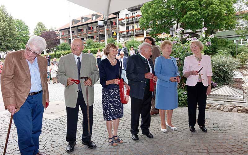 Die Gesellschafter des Passauer Wolf eröffnen die neue Passauer Wolf Lodge & Therme in Bad Griesbach. Bildnachweis: PASSAUER WOLF/Stephan Rubenbauer Die Gesellschafter des Passauer Wolf eröffnen die neue Passauer Wolf Lodge & Therme in Bad Griesbach. Bildnachweis: PASSAUER WOLF/Stephan Rubenbauer