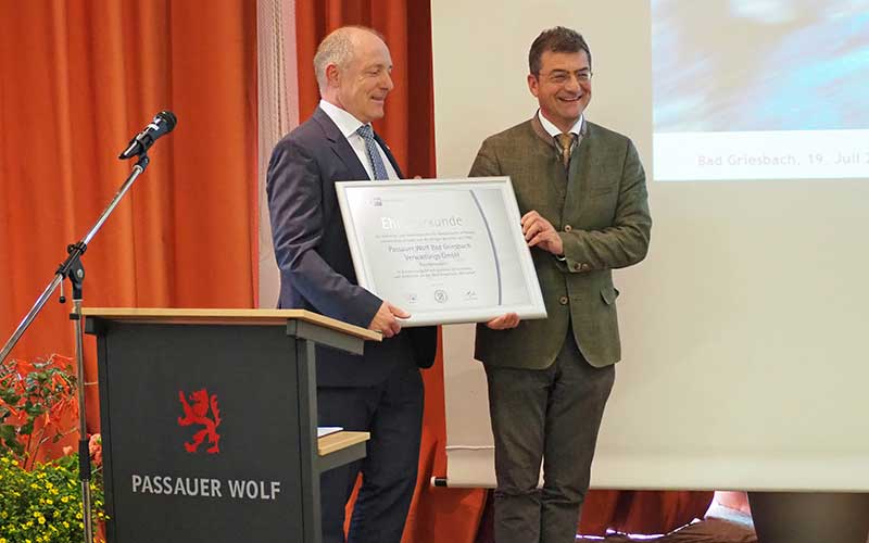 IHK-Präsident Thomas Leebmann übergibt die Ehrenurkunde an Florian Leebmann, den geschäftsführenden Gesellschafter des Passauer Wolf. Bildnachweis: PASSAUER WOLF/Stefanie Kreß IHK-Präsident Thomas Leebmann übergibt die Ehrenurkunde an Florian Leebmann, den geschäftsführenden Gesellschafter des Passauer Wolf. Bildnachweis: PASSAUER WOLF/Stefanie Kreß