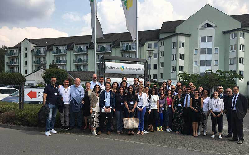 Internationaler Austausch für eine gelungene Reha: Am Freitag besuchten italienische Gesundheitsexperten/innen die Dr. Becker Rhein-Sieg-Klinik in Nümbrecht. Internationaler Austausch für eine gelungene Reha: Am Freitag besuchten italienische Gesundheitsexperten/innen die Dr. Becker Rhein-Sieg-Klinik in Nümbrecht.