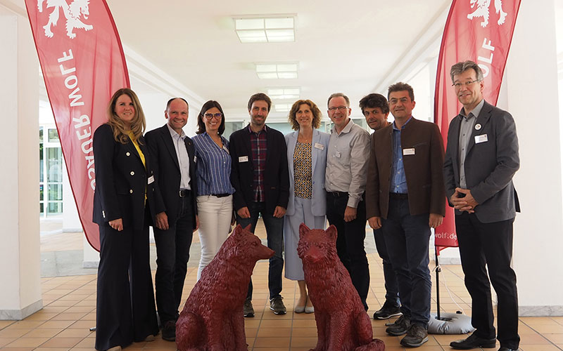 Der 3. Wolfstag im Kurhaus Bad Gögging lieferte Impulse für die Zukunft des PASSAUER WOLF. V.l.n.r: Sibylle Merk, Hans-Martin Linn, Tina Bauer, Jochen Grab, Anja Bellersen, Andreas Herzog, Bernhard Bründl, Florian Leebmann, Stefan Scharl. Bildnachweis: PASSAUER WOLF/Eva-Maria Michel Der 3. Wolfstag im Kurhaus Bad Gögging lieferte Impulse für die Zukunft des PASSAUER WOLF. V.l.n.r: Sibylle Merk, Hans-Martin Linn, Tina Bauer, Jochen Grab, Anja Bellersen, Andreas Herzog, Bernhard Bründl, Florian Leebmann, Stefan Scharl. Bildnachweis: PASSAUER WOLF/Eva-Maria Michel
