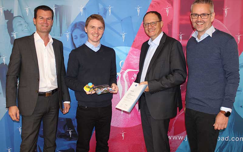 Johannesbad-Vorstand Werner Weißenberger (links), Karsten Fuchs, stellvertretender Klinikleiter der Johannesbad Fachklinik, und Jörg Henzen, Bereichsleiter Finance, gratulieren Markus Strell zu seiner Leistung als Prüfungsbesten (von rechts). Johannesbad-Vorstand Werner Weißenberger (links), Karsten Fuchs, stellvertretender Klinikleiter der Johannesbad Fachklinik, und Jörg Henzen, Bereichsleiter Finance, gratulieren Markus Strell zu seiner Leistung als Prüfungsbesten (von rechts).