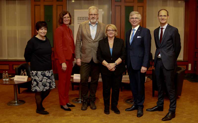 Auf dem Foto (v.l.n.r.): Moderatorin Dr. Ursula Weidenfeld, Dr. Constanze Schaal, Vorstandsvorsit-zende der DEGEMED, Harald Weinberg MdB (Die Linke), Kordula Schulz-Asche MdB (Bündnis 90 / Die Grünen), Prof. Dr. Andrew Ullmann MdB (FDP), Christof Lawall, Geschäftsführer der DEGEMED. (Foto: Michael Brunner) Auf dem Foto (v.l.n.r.): Moderatorin Dr. Ursula Weidenfeld, Dr. Constanze Schaal, Vorstandsvorsit-zende der DEGEMED, Harald Weinberg MdB (Die Linke), Kordula Schulz-Asche MdB (Bündnis 90 / Die Grünen), Prof. Dr. Andrew Ullmann MdB (FDP), Christof Lawall, Geschäftsführer der DEGEMED. (Foto: Michael Brunner)