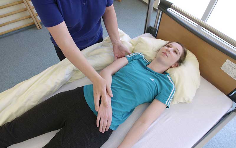 Therapeutinnen der Dr. Becker Klinikgruppe zeigen kleinschrittig in Videos, wie die richtige Lagerung von Betroffenen gelingt. Therapeutinnen der Dr. Becker Klinikgruppe zeigen kleinschrittig in Videos, wie die richtige Lagerung von Betroffenen gelingt.