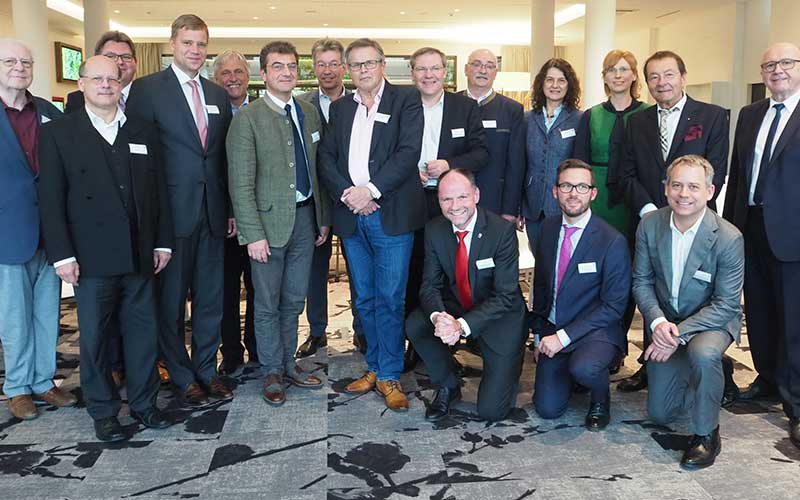 Vertreter aus der Politik, Gesellschafter und Geschäftsleitung freuten sich über ein gelungenes Großbauprojekt. Vertreter aus der Politik, Gesellschafter und Geschäftsleitung freuten sich über ein gelungenes Großbauprojekt.