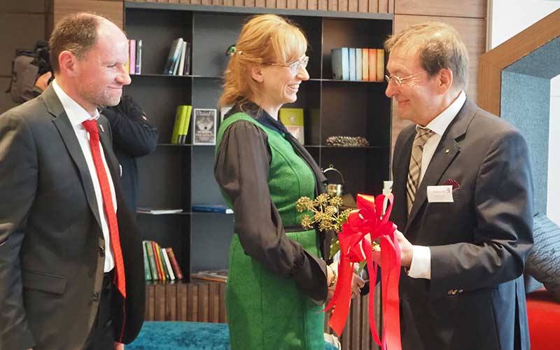 Schlüsselübergabe durch Architekt Adolf Hummel an die Hoteldirektorin Anja Bellersen und Geschäfts Hans-Martin Linn. Schlüsselübergabe durch Architekt Adolf Hummel an die Hoteldirektorin Anja Bellersen und Geschäfts Hans-Martin Linn.
