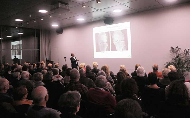 Bis auf den letzten Platz war der Veranstaltungsraum von Schwäbisch Media gefüllt. Professor Krischak, Chefarzt für Orthopädie und Unfallchirurgie an der Federseeklinik in Bad Buchau und Leiter des Instituts für Rehabilitationsmedizinische Forschung an der Universität Ulm, zeigte anschaulich, was Betroffene medizinisch rund um eine zielgerichtete Therapie sowie Knie- und Hüftprothesenoperationen wissen sollten. Bis auf den letzten Platz war der Veranstaltungsraum von Schwäbisch Media gefüllt. Professor Krischak, Chefarzt für Orthopädie und Unfallchirurgie an der Federseeklinik in Bad Buchau und Leiter des Instituts für Rehabilitationsmedizinische Forschung an der Universität Ulm, zeigte anschaulich, was Betroffene medizinisch rund um eine zielgerichtete Therapie sowie Knie- und Hüftprothesenoperationen wissen sollten.