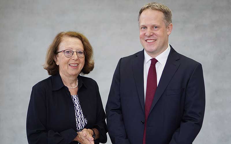 Generationswechsel: Paul-Georg Friedrich übernimmt von seiner Mutter Dr. Dagmar Schmieder den Vorsitz der Geschäftsführung der Kliniken Schmieder. Generationswechsel: Paul-Georg Friedrich übernimmt von seiner Mutter Dr. Dagmar Schmieder den Vorsitz der Geschäftsführung der Kliniken Schmieder.