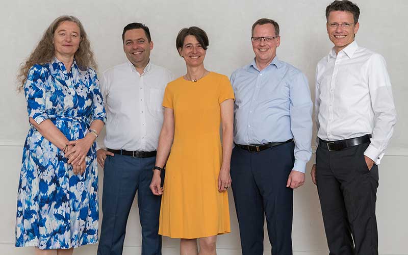 Der Vorstand der Dr. Becker Unternehmensgruppe: Dr. Ursula Becker, Bastian Liebsch, Dr. Petra Becker, Tobias Hummel und Thorsten Pulver (v.l.n.r.). Der Vorstand der Dr. Becker Unternehmensgruppe: Dr. Ursula Becker, Bastian Liebsch, Dr. Petra Becker, Tobias Hummel und Thorsten Pulver (v.l.n.r.).