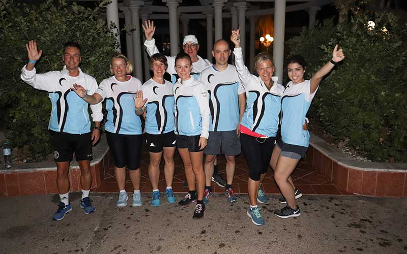 Sieben Läufer und Projektleiterin Christina Feuchthuber (rechts) freuen sich, ihr Ziel Palma-Marathon erreicht zu haben. Foto: Johannesbad Sieben Läufer und Projektleiterin Christina Feuchthuber (rechts) freuen sich, ihr Ziel Palma-Marathon erreicht zu haben. Foto: Johannesbad