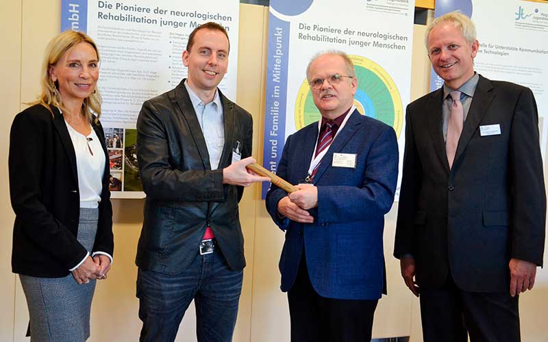 Stabübergabe anlässlich 25 Jahre Frühreha im Hegau-Jugendwerk Gailingen: Dr. Paul Diesener (2.v.re) übergibt im Beisein der Verwaltungsdirektorin Barbara Martetschläger und dem Ärztlichen Direktor Dr. Andreas Weidmann (re außen) symbolisch ein Staffelholz an seinen Nachfolger Dr. Stefan Bushuven, der seit Januar im Hegau-Jugendwerk in der Frühreha mitarbeitet (2.v.li). Bild: Jagode Stabübergabe anlässlich 25 Jahre Frühreha im Hegau-Jugendwerk Gailingen: Dr. Paul Diesener (2.v.re) übergibt im Beisein der Verwaltungsdirektorin Barbara Martetschläger und dem Ärztlichen Direktor Dr. Andreas Weidmann (re außen) symbolisch ein Staffelholz an seinen Nachfolger Dr. Stefan Bushuven, der seit Januar im Hegau-Jugendwerk in der Frühreha mitarbeitet (2.v.li). Bild: Jagode