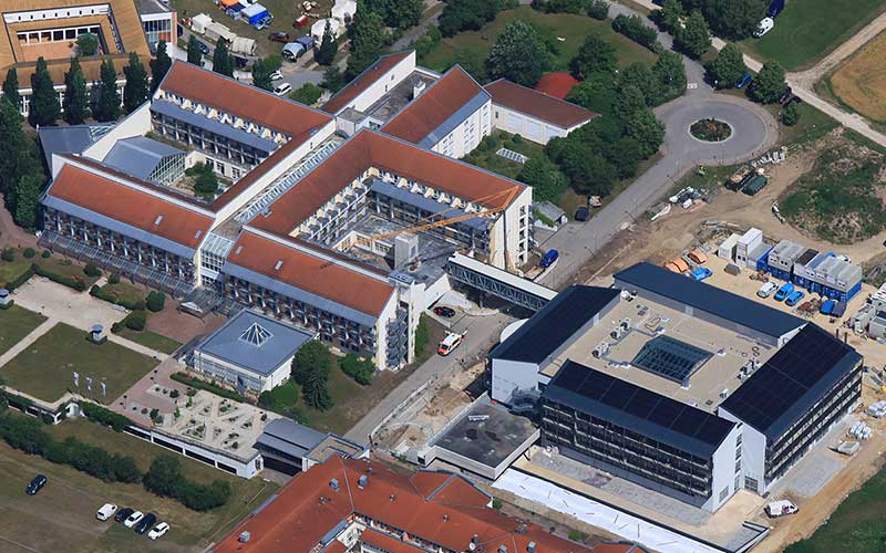 Luftbildaufnahme der neuen Passauer Wolf Fachklinik Bad Gögging (rechts im Bild). Bildnachweis: PASSAUER WOLF/Dr. Stefan Satzl Luftbildaufnahme der neuen Passauer Wolf Fachklinik Bad Gögging (rechts im Bild). Bildnachweis: PASSAUER WOLF/Dr. Stefan Satzl