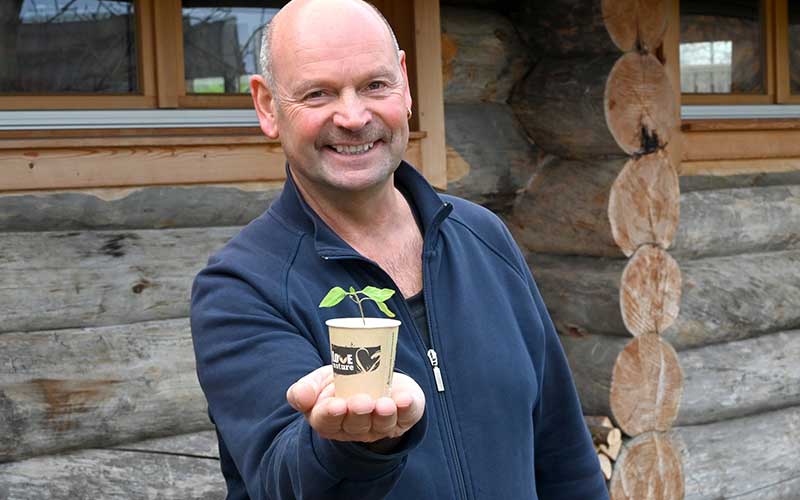 Saunameister Roland Müller stellt den neuen, PEFC-zertifizierten Trinkbecher vor, der vollständig biologisch abbaubar ist und sogar ein zweites Mal für die Anzucht von To-maten oder Blumen verwendet werden kann. Foto: Obermain Therme Saunameister Roland Müller stellt den neuen, PEFC-zertifizierten Trinkbecher vor, der vollständig biologisch abbaubar ist und sogar ein zweites Mal für die Anzucht von To-maten oder Blumen verwendet werden kann. Foto: Obermain Therme