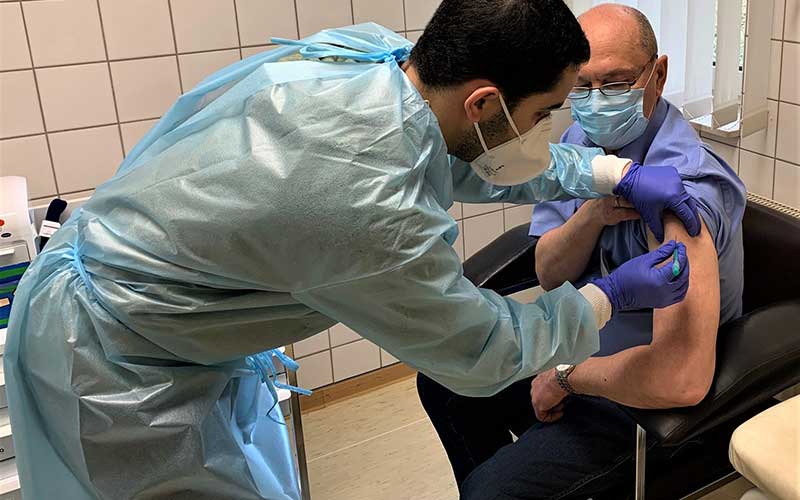 Dr. Alexey Tarasov, Chefarzt der Dr. Becker Brunnen-Klinik, ließ sich von Assistenzarzt Mohamed Isbaie gegen COVID-19 impfen. (Bildrechte: Dr. Becker Klinikgruppe) Dr. Alexey Tarasov, Chefarzt der Dr. Becker Brunnen-Klinik, ließ sich von Assistenzarzt Mohamed Isbaie gegen COVID-19 impfen. (Bildrechte: Dr. Becker Klinikgruppe)